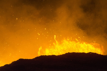 Fl&uuml;ssiges Eisen spritzt im Hochofen