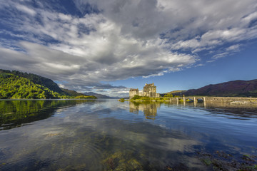 Fototapeta premium Eilean Donan castle in crystal clear water