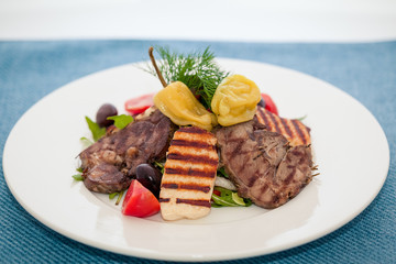 sałatka grecka z grilowanym mięsem i serem