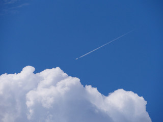 avion trace dans le ciel