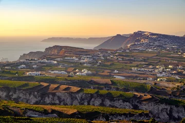Photo sur Plexiglas Santorin Vue paysage de champs, vignobles et villages grecs à Santorin
