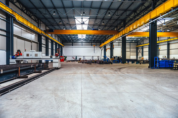 Obraz premium Industrial hall with machines and metal profiles