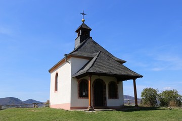 Fototapeta na wymiar Kapelle auf der kleinen Kalmit