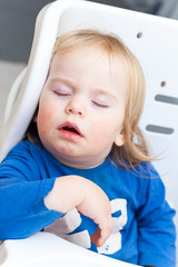 the child fell asleep before eating in the high chair