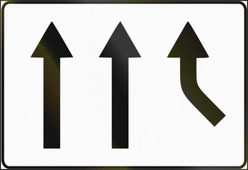 Estonia regulatory road sign - Three lanes