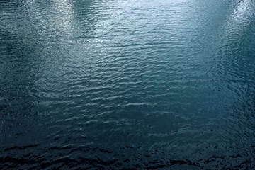 Poster Im Rahmen Blaue Flusswasseroberfläche, Luftbild © Bits and Splits