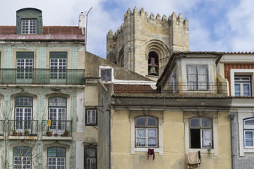 Fototapeta na wymiar Historischer Turm mit Glocke hinter alten Wohnhäusern