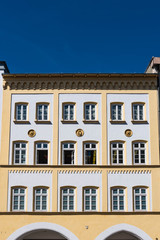 Fototapeta na wymiar Fassade in Rosenheim Max-Josefs-Platz