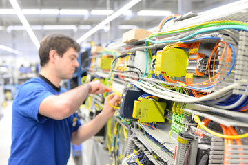 Montage von Elektronik in einer Fabrik f&uuml;r Maschinenbau in der Industrie