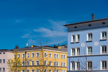 Fototapeta na wymiar Rosenheim Ludwigsplatz bunte Hausfassaden