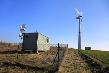 Turbina wiatrowa, wiatrak, rozdzielnia prądu, anteny satelitarne.