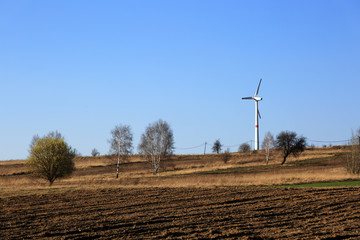 Turbina wiatrowa, wiatrak, krajobraz wiejski.