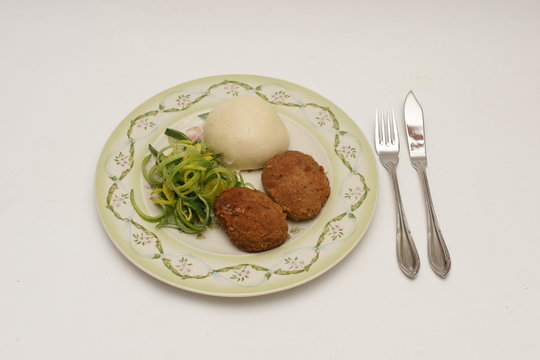 Kotlet z sałatką porową