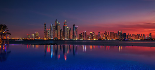 Fototapeta premium Panoramę Dubaju o zachodzie słońca