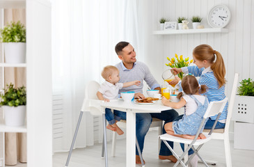 Obraz premium Happy family at breakfast