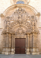 Fototapeta na wymiar reich verziertes Kirchenportal