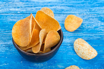 potato chips in a clay plate