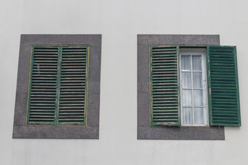 Fenster mit Fensterläden
