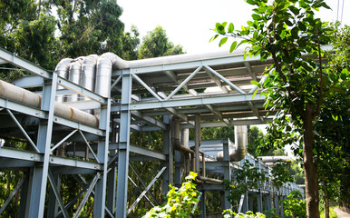 Obraz premium Steel pipelines in a industrial zone.