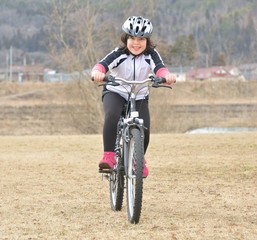 マウンテンバイクを楽しむ女の子