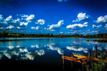 lago azul dia de sol nuvens floresta e paisagem linda