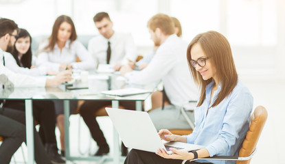 Obraz premium leading lawyer of the company on background, business meeting business partners