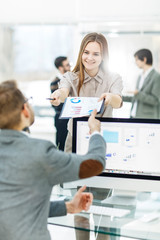 Obraz premium leading specialist of Finance and Manager of the company working with financial charts in the company's profit