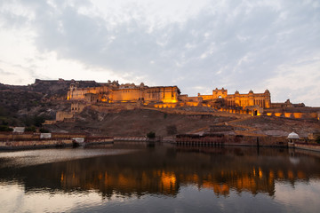 Obraz premium Pałac od frontu z serpentynową klatką schodową od strony drogi