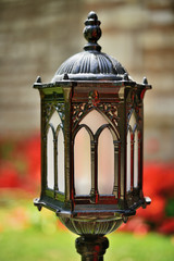 Obraz premium Ottoman style garden lantern and tulips on background in Gulhane Park, Sultan Ahmet, Istanbul, Turkey.