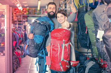 Couple rejoice to buy tourist backpacks