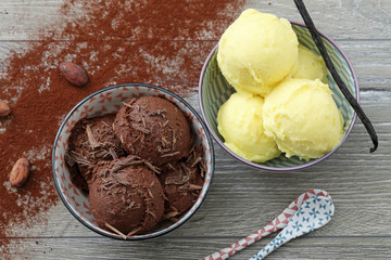 gelato con cioccolato e crema vaniglia sfondo grigio