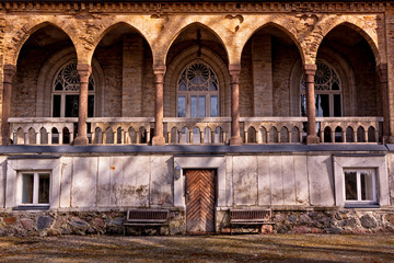 Obraz premium Two Benches By The Castle Door