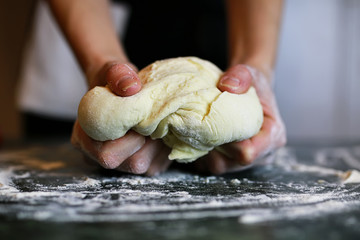 prepare pizza dough hand
