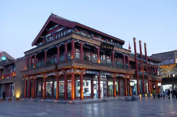 Foto op Plexiglas Qianmen-straat, een beroemde oude winkelstraat gedurende honderden jaren in Peking, China © zatletic