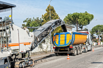 Cold milling machine for repair road.