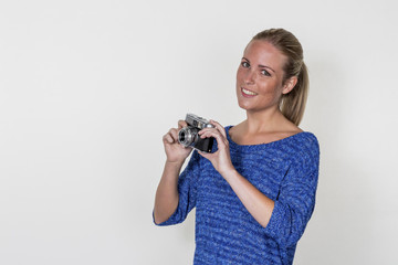 Junge Frau mit altem Fotoapparat