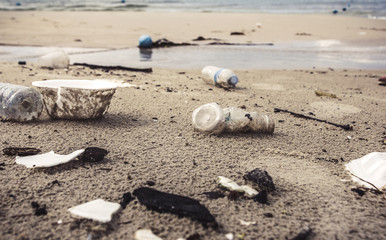 Müll liegt an einem Strand.