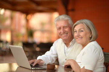 Elderly couple with a laptop