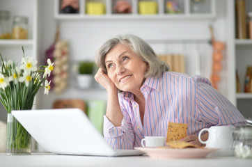 Obraz na płótnie Canvas Portrait of an elderly woman having breakfast