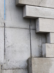 Stützmauer mit Natursteinquadern