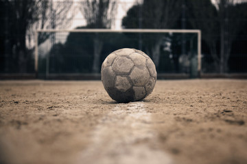 balon sobre la linea con porteria al fondo