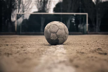 Abwaschbare Fototapete Fußball balon sobre la linea con porteria al fondo