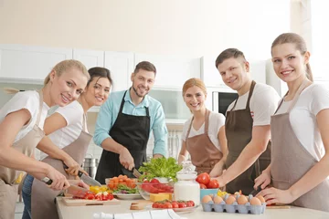 Crédence de cuisine en verre imprimé Cuisinier Male chef and group of people at cooking classes