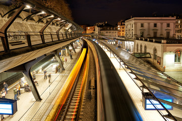 Bahnhof Stadelhofen Zürich bei Nacht Lichtstreifen vorbeifahrender Züge Passagiere Nachthimmel