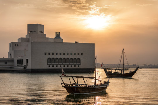 Traditionelle Dhow Fischerboote am Museumspark in Doha, Katar, bei Sonnenuntergang