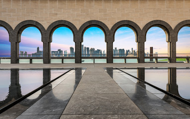 Die Skyline von Doha, Katar, bei Sonnenuntergang