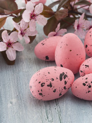 Obraz na płótnie Canvas Easter eggs with spring flowers