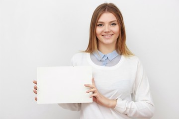Naklejka premium Young smiling woman show blank card or paper
