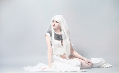  Nymphe assise regarde sur le coté 