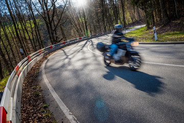 Motorradfahrer auf ehemalige Bergrennstrecke, Landstraße nach Zotzenbach